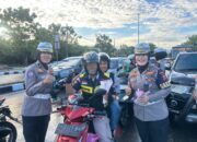 Polwan Ditlantas Polda Sumbar Tebar Senyum dan Bunga di Jalan Khatib Sulaiman