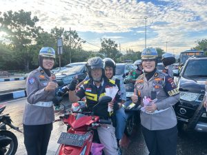 Polwan Ditlantas Polda Sumbar Tebar Senyum dan Bunga di Jalan Khatib Sulaiman