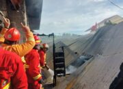 Damkar Padang Langsung Bergerak, Api di Jalan Fisika III Akhirnya Takluk