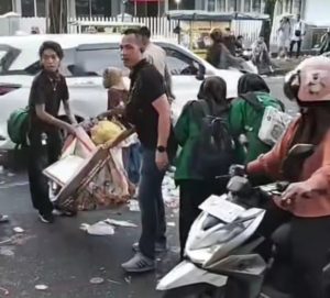 Kasat Narkoba Polresta Padang Ikut Pilah Sampah Usai Aksi Damai Mahasiswa di Gedung DPRD Sumbar