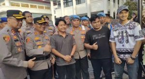 Kapolresta Padang Sambut Aksi Demo dengan Senyum, Suasana Kondusif di DPRD Sumbar