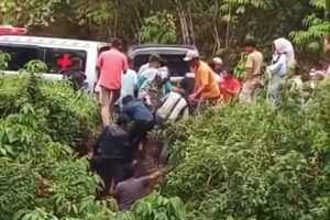 Warga dan Pengendara Evakuasi Korban Mobil Masuk Jurang di Kelok Panta Mantua, Polisi Terlambat Datang