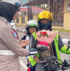 HUT Lalu Lintas Bhayangkara ke-70: Satlantas Padang Tebar Kasih di Jalan Raya