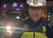 Puluhan anggota Satlantas Polres Lima Puluh Kota berjibaku di lokasi longsor yang menutupi jalan raya
