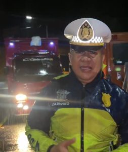 Puluhan anggota Satlantas Polres Lima Puluh Kota berjibaku di lokasi longsor yang menutupi jalan raya