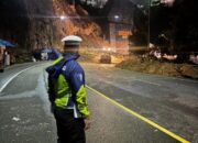 Puluhan Personel Lalu Lintas Polres Lima Puluh Kota Berjibaku, Tidak Tidur untuk Memberikan Pelayanan Prima kepada Masyarakat Akibat Longsor