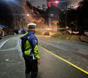Puluhan Personel Lalu Lintas Polres Lima Puluh Kota Berjibaku, Tidak Tidur untuk Memberikan Pelayanan Prima kepada Masyarakat Akibat Longsor