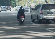 Pengendara di Padang Kian Nekat, Tak Pakai Helm hingga Bonceng Tiga