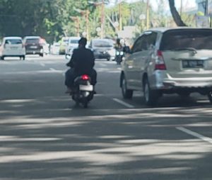 Pengendara di Padang Kian Nekat, Tak Pakai Helm hingga Bonceng Tiga