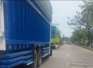 Luka di Padang Besi: Truk-Truk yang Masih Parkir di Pinggir Jalan Setelah Dua Nyawa Melayang