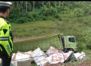 Truk Hino Terguling di Jalan Nasional Sumbar–Riau, Satlantas Polres 50 Kota Amankan Arus Lalu Lintas
