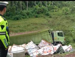 Truk Hino Terguling di Jalan Nasional Sumbar–Riau, Satlantas Polres 50 Kota Amankan Arus Lalu Lintas