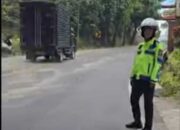 Tumpahan Minyak CPO di Jalan Malibo Anai, Personel Sat PJR Induk 2 Ditlantas Polda Sumbar Gerak Cepat Atasi Kemacetan