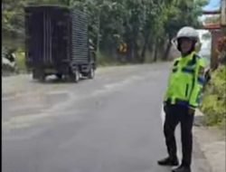 Tumpahan Minyak CPO di Jalan Malibo Anai, Personel Sat PJR Induk 2 Ditlantas Polda Sumbar Gerak Cepat Atasi Kemacetan