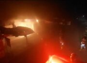 Api di Tengah Pasar Raya: Perjuangan Damkar Padang Padamkan Kobaran Dini Hari