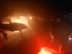 Api di Tengah Pasar Raya: Perjuangan Damkar Padang Padamkan Kobaran Dini Hari