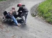 Buah Sawit Berserakan di Kelok 44, Banyak Pengendara Terpeleset