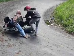 Buah Sawit Berserakan di Kelok 44, Banyak Pengendara Terpeleset