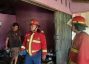 Kebakaran Warung di Koto Tangah, Petugas Damkar Padang Bergerak Cepat Padamkan Api