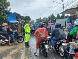 Senja yang Sibuk di Lubuk Minturun: Polisi Lalu Lintas Hadir di Garis Terdepan