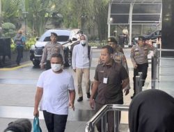 Gubernur Riau Abdul Wahid Tiba di Gedung KPK Usai Terjaring OTT
