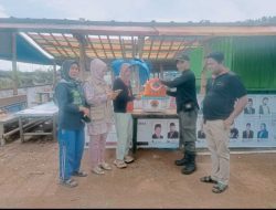 BPBD Kota Padang Serahkan Bantuan kepada Warga Terdampak Angin Puting Beliung di Bungus Teluk Kabung