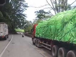 Ketika Truk Gandeng Tersandar di Sitinjau Lauik, Petugas dan Warga Turun Tangan