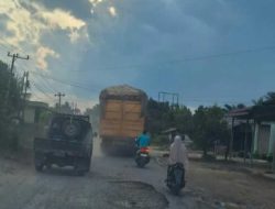 Warga Dharmasraya Keluhkan Tronton ODOL Asal Jambi yang Rusak Jalan dan Ancaman Kecelakaan