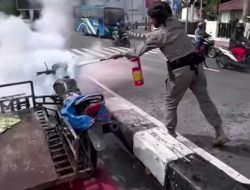 Becak Motor Hangus Terbakar, Brimob dan Warga Sigap Padamkan Api