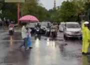 Saat Kota Diguyur Hujan, Polantas Tetap Berdiri untuk Warga