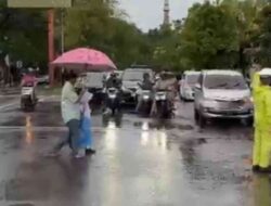 Saat Kota Diguyur Hujan, Polantas Tetap Berdiri untuk Warga