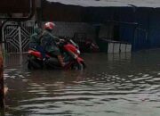 Hujan Tak Henti, Warga Komplek Perumdak III Mulai Cemas: “Air Sudah Sepaha Orang Dewasa”
