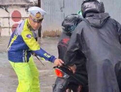 Di Tengah Banjir Padang, Polisi Lalu Lintas Polresta Padang Jadi Penolong di Jalanan