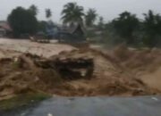 Jembatan Gunung Nago Putus Terbawa Arus