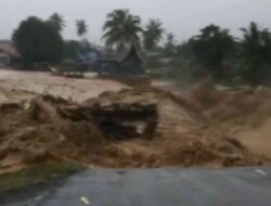 Jembatan Gunung Nago Putus Terbawa Arus