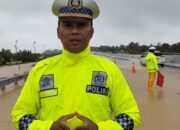Petugas PJR Polda Sumbar Sigap Atur Arus Saat Genangan Rendam Jalan Tol Padang–Sicincin