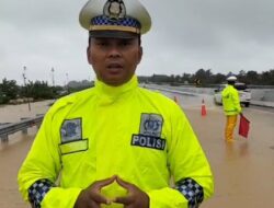 Petugas PJR Polda Sumbar Sigap Atur Arus Saat Genangan Rendam Jalan Tol Padang–Sicincin