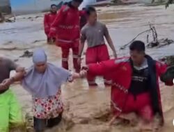 Dit Samapta Polda Sumbar Diterjunkan Bantu Korban Banjir, Ratusan Nasi Bungkus dan Sembako Disalurkan