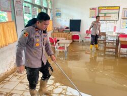 IPTU Avif Mulya Pratama Pimpin Personel Polsek Kawasan Teluk Bayur Bersihkan Sekolah Pascabencana