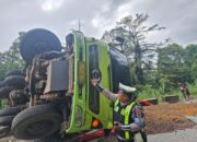 Nyaris Terjun Bebas, Truk Bermuatan Terguling di Pendakian Indarung