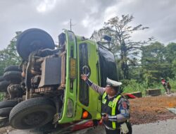 Nyaris Terjun Bebas, Truk Bermuatan Terguling di Pendakian Indarung
