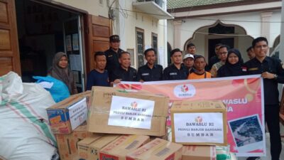 Bawaslu Sumbar Salurkan Bantuan Korban Bencana di Dua Kabupaten