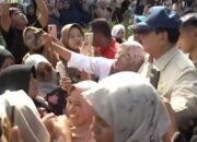 Anak-anak Korban Banjir Berebut Salami Presiden Prabowo