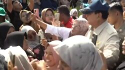 Anak-anak Korban Banjir Berebut Salami Presiden Prabowo