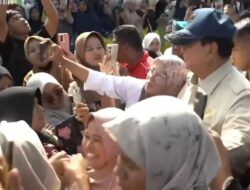 Anak-anak Korban Banjir Berebut Salami Presiden Prabowo