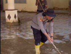 Pascabanjir, AKP Martadius Pimpin Pembersihan di SMA N 9 Padang