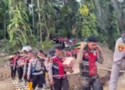Personel Ditsamapta Polda Sumbar Antar Bantuan ke Warga Terdampak Longsor 