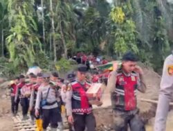 Personel Ditsamapta Polda Sumbar Antar Bantuan ke Warga Terdampak Longsor 