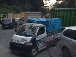 Jalur Padang–Solok Lumpuh Total, Truk Mogok dan Saling Serobot Picu Kemacetan Parah