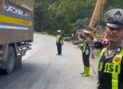 Cepat Personel Lalu Lintas Polresta Padang Evakuasi Truk Rusak dan Kontainer Jatuh, Jalur Padang–Solok Kembali Lancar